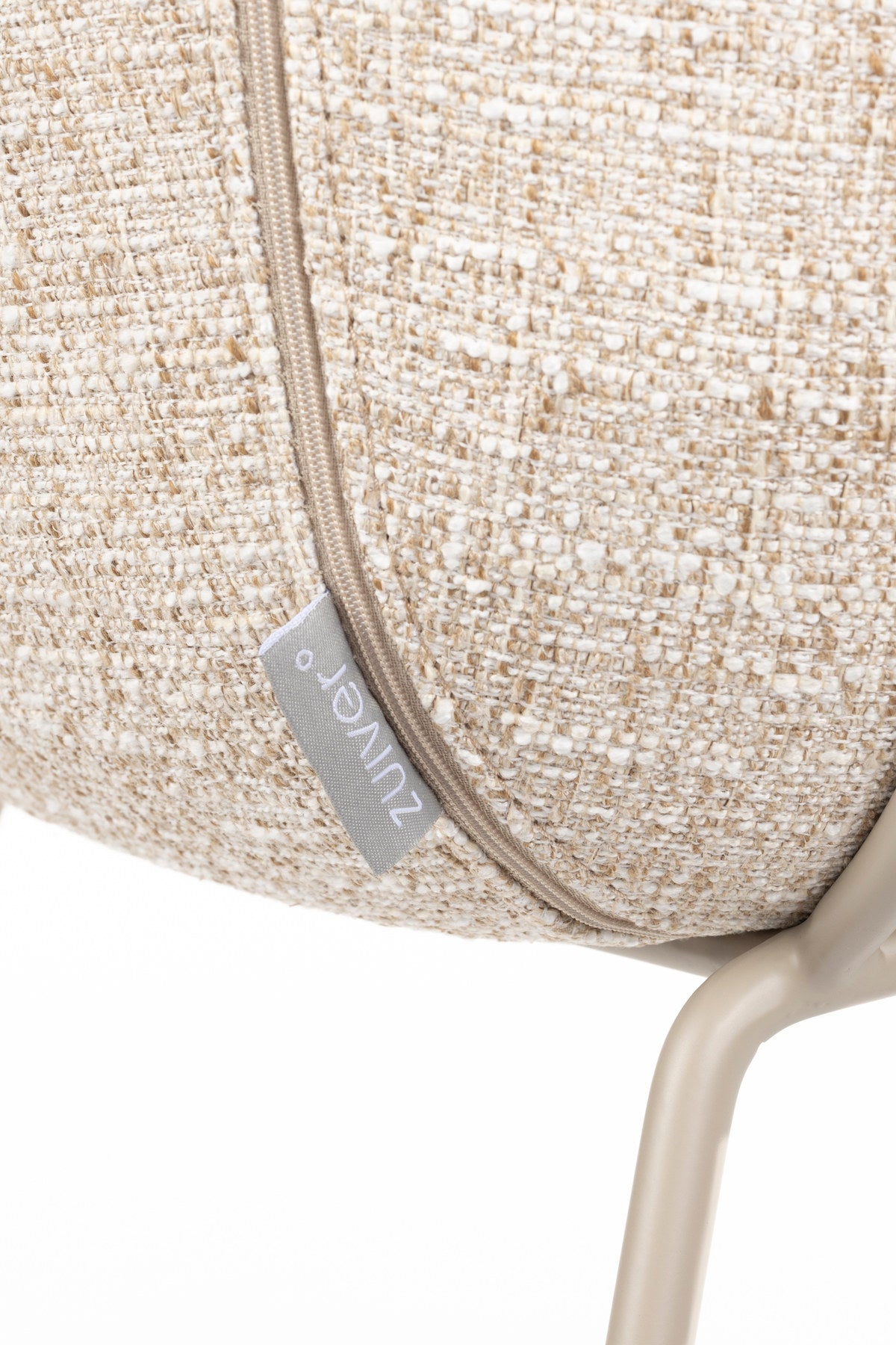 Armlehnstuhl Feston in beige präsentiert im Onlineshop von KAQTU Design AG. Stuhl mit Armlehne ist von Zuiver
