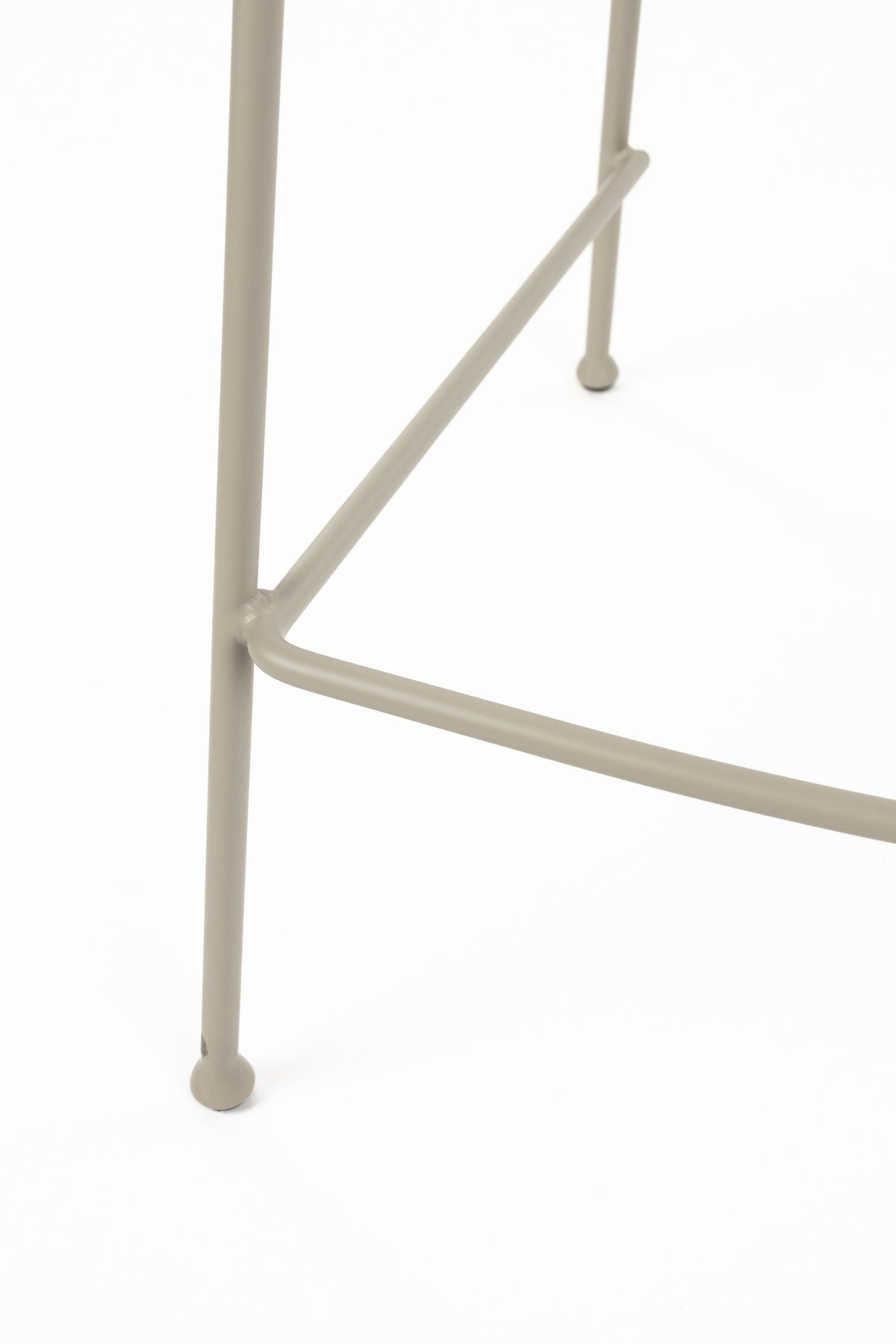 Barhocker Feston von Zuiver in Beige, gepolsterte Sitzfläche aus Eukalyptusholz mit Stahlrahmen an den Seiten, Rückenlehne aus Polyester.
