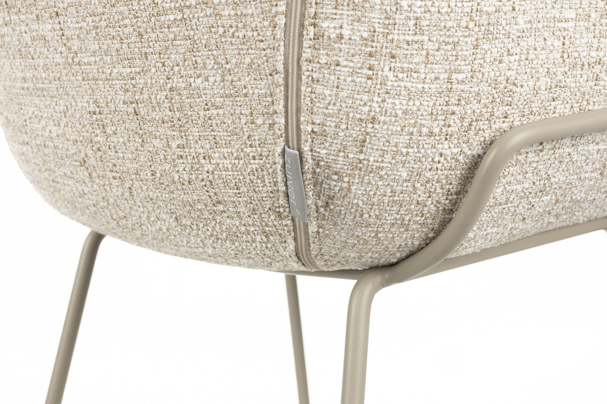 Barhocker Feston von Zuiver in Beige, gepolsterte Sitzfläche aus Eukalyptusholz mit Stahlrahmen an den Seiten, Rückenlehne aus Polyester.
