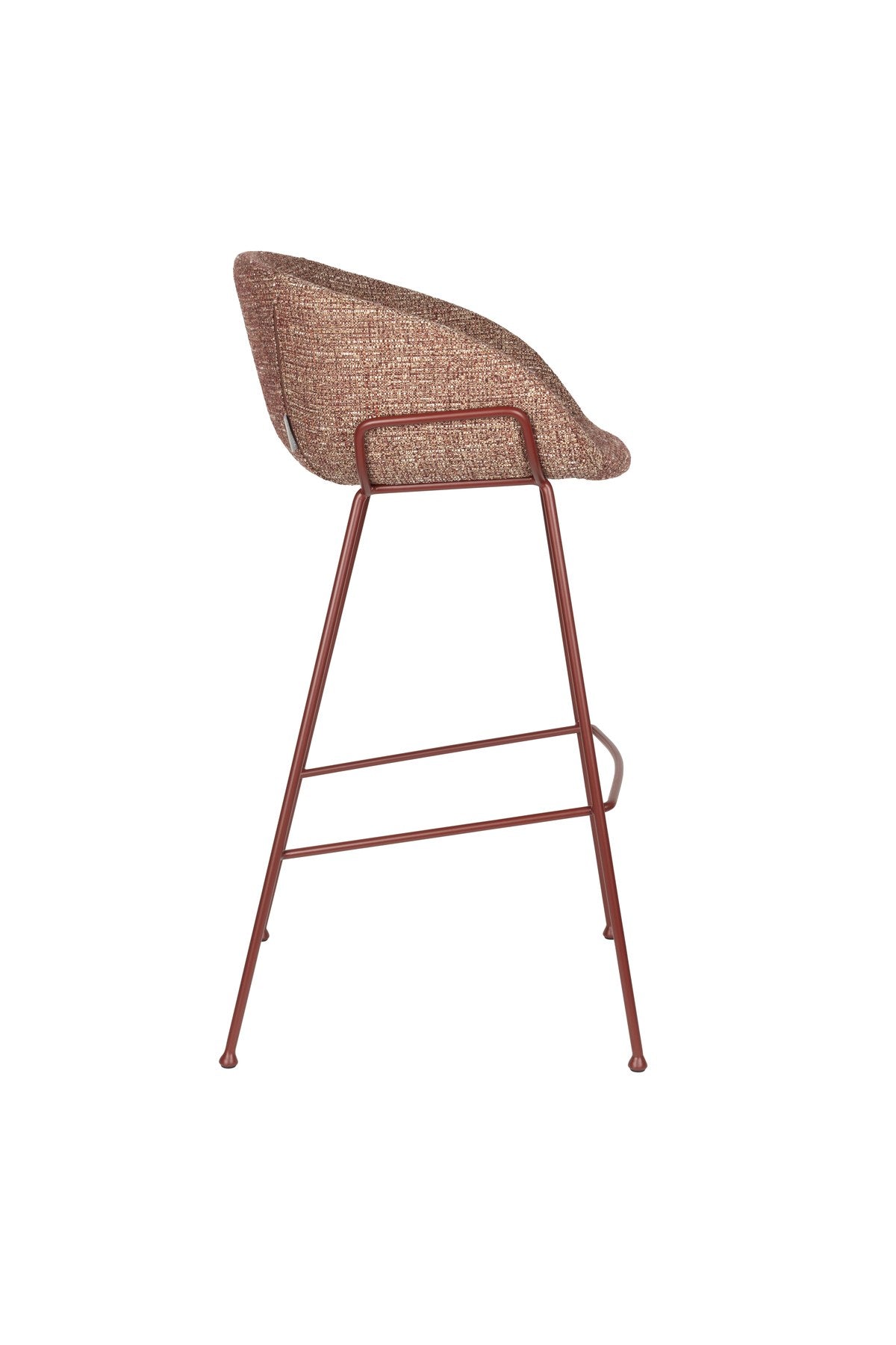 Barhocker Feston von Zuiver in Beige, gepolsterte Sitzfläche aus Eukalyptusholz mit Stahlrahmen an den Seiten, Rückenlehne aus Polyester.