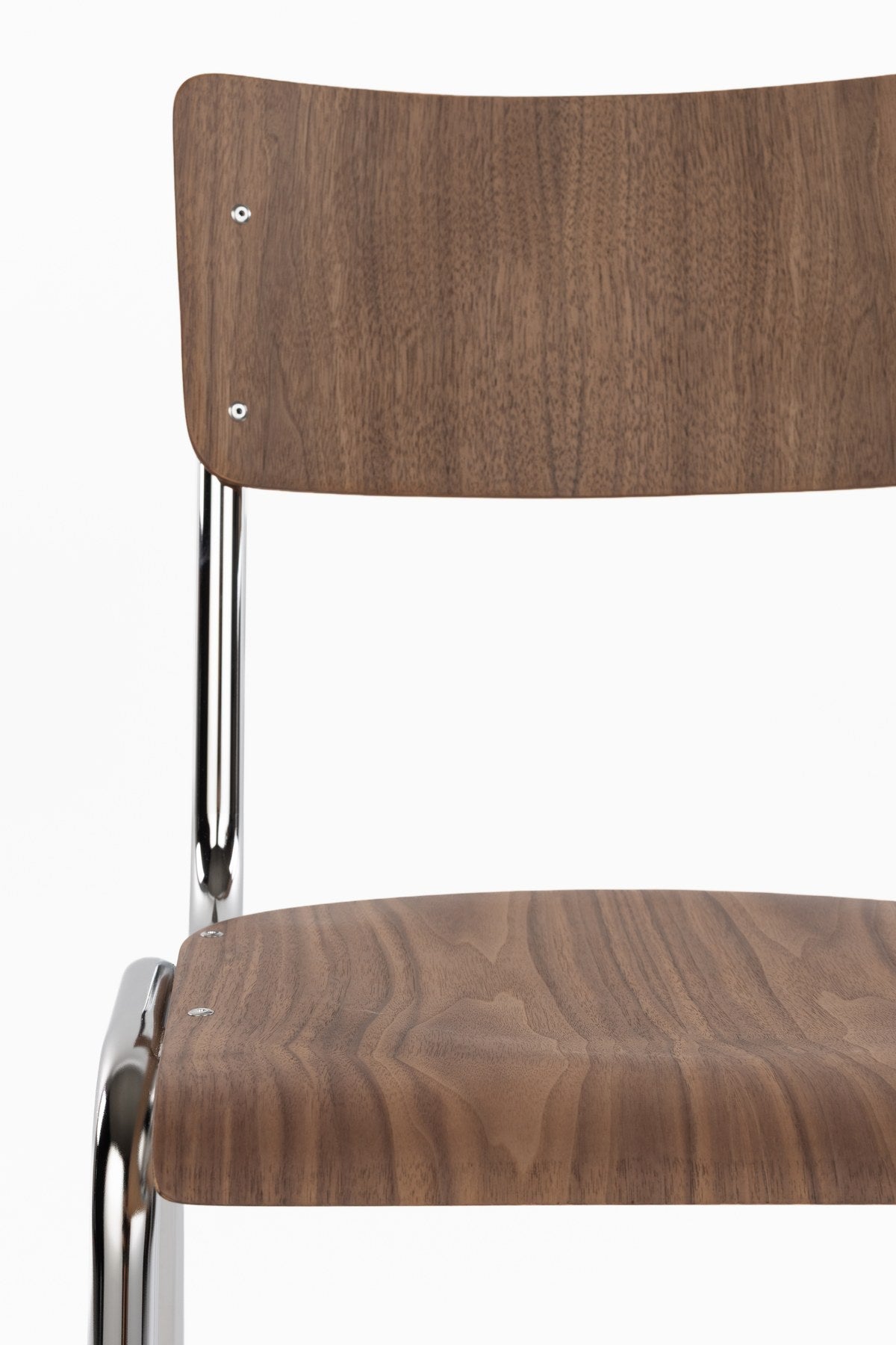 Stuhl Chair Back To School Walnut/Chrome von Zuiver mit brauner Buchenholz-Sitzfläche und beigem Gestell, Multiplex-Holzkante sichtbar.