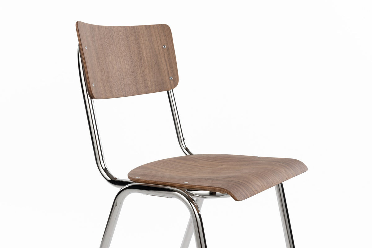 Stuhl Chair Back To School Walnut/Chrome von Zuiver mit brauner Buchenholz-Sitzfläche und beigem Gestell, Multiplex-Holzkante sichtbar.