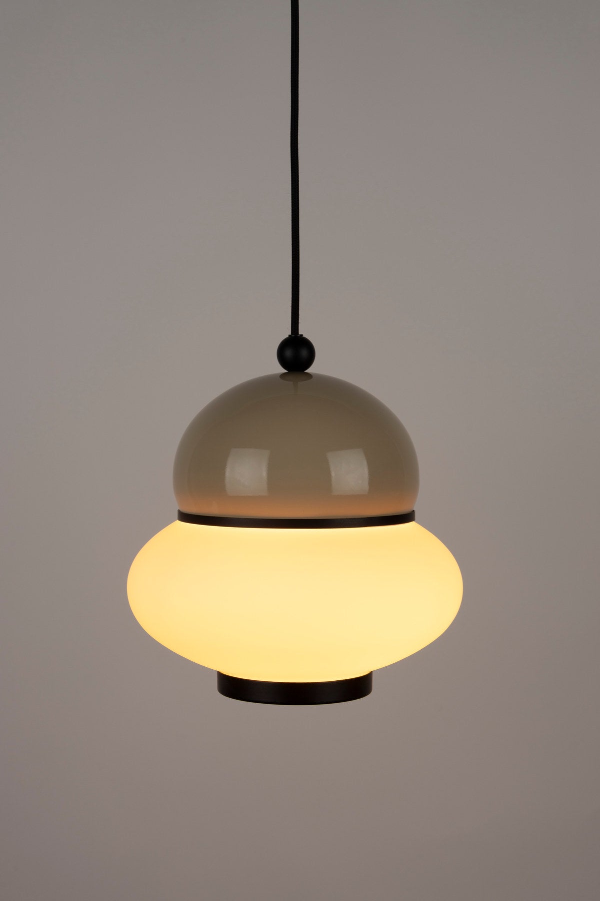 Pendelleuchte Bumble in beige präsentiert im Onlineshop von KAQTU Design AG. Pendelleuchte ist von Zuiver