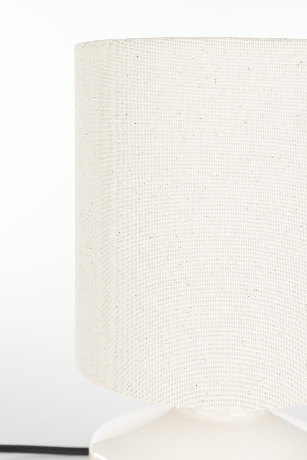 Beige Tischleuchte Nook von Zuiver mit Lampenschirm aus Leinen und rundem Fuss aus glänzendem Keramik, schwarzes Textilkabel.
