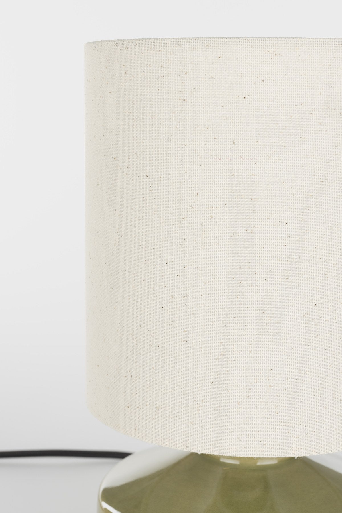 Tischlampe Nook in Grün präsentiert im Onlineshop von KAQTU Design AG. Tischleuchte ist von Zuiver