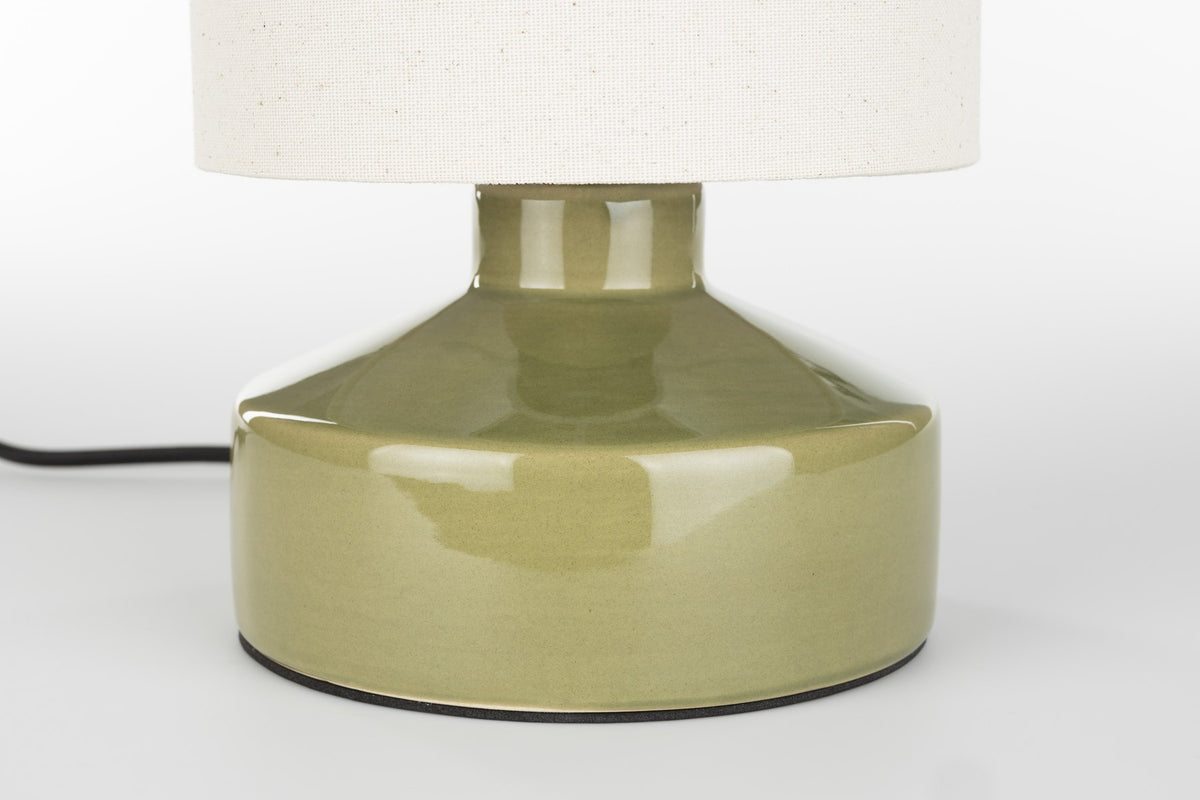 Tischlampe Nook von Zuiver in Grün: runder Lampenschirm aus Leinen auf einem Keramikfuss mit glänzender Oberfläche, Kabel aus schwarzem Textil.