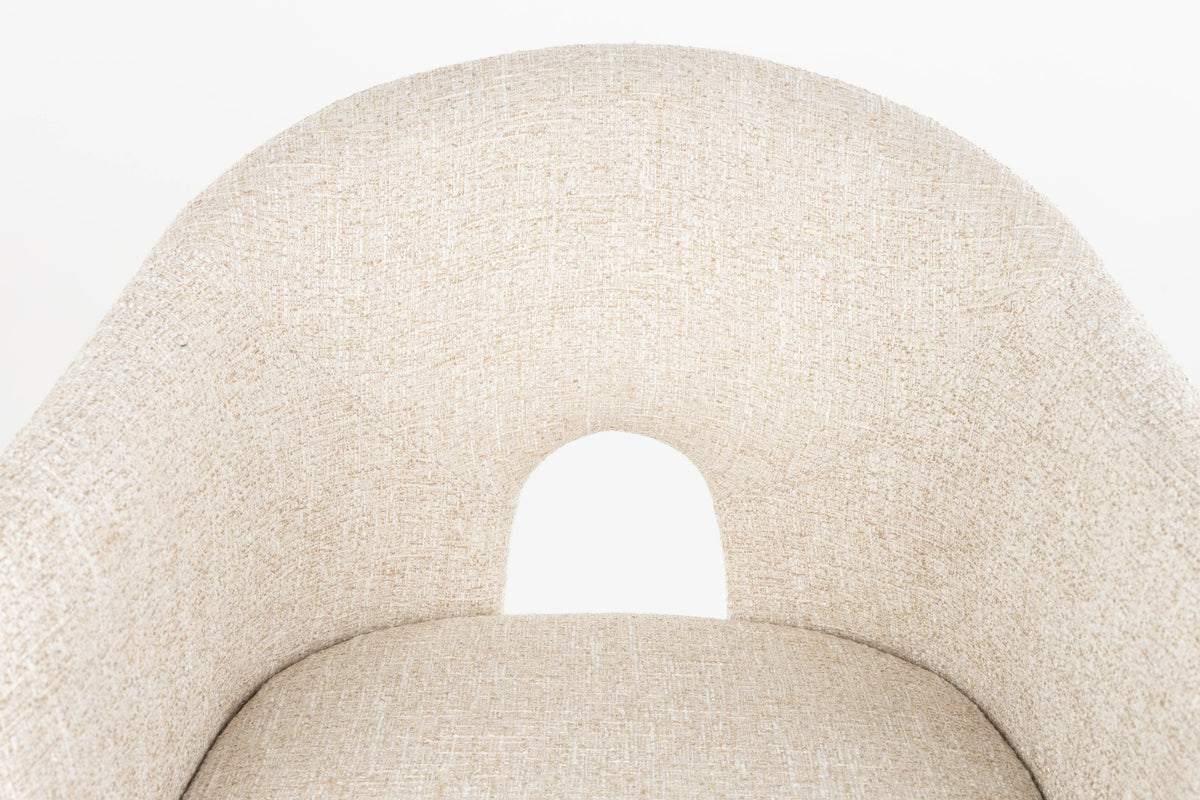 Beiger gepolsterter Stuhl Chair Contour von Zuiver mit Sitzfläche und Rückenlehne aus Polyester, Gestell ebenfalls in Beige gehalten.