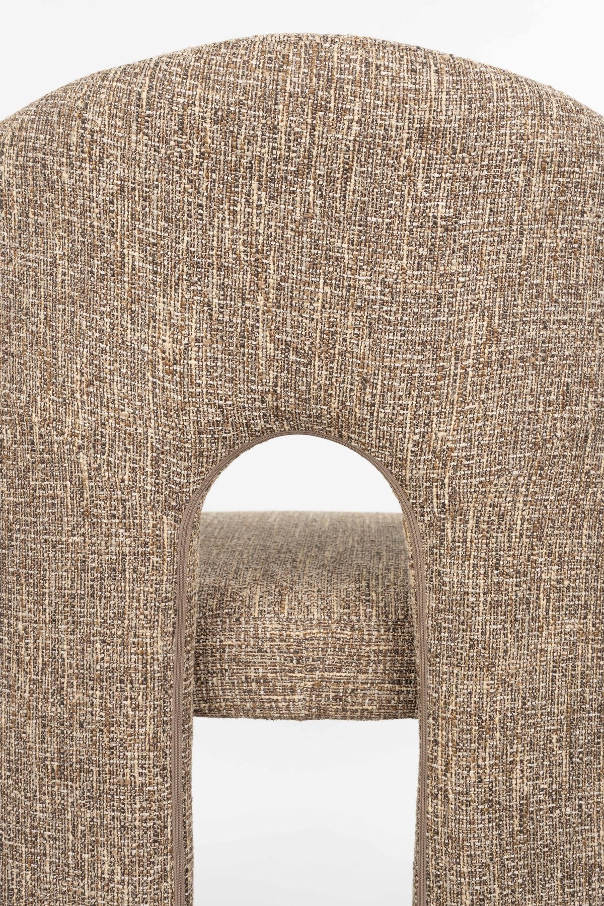 Gepolsterter Stuhl Chair Contour in Hellbraun mit Sitzfläche und Rückenlehne aus Polyester und Schaumstoffpolsterung, vier Beinen.