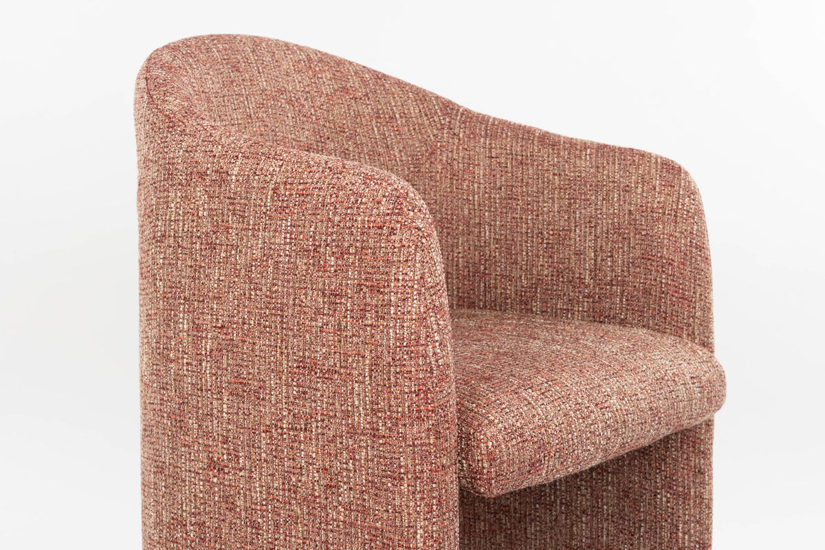 Roter Polsterstuhl Chair Contour von Zuiver mit Sitzfläche und Rückenlehne aus Polyester, Schaumstoffpolsterung und rotem Gestell.