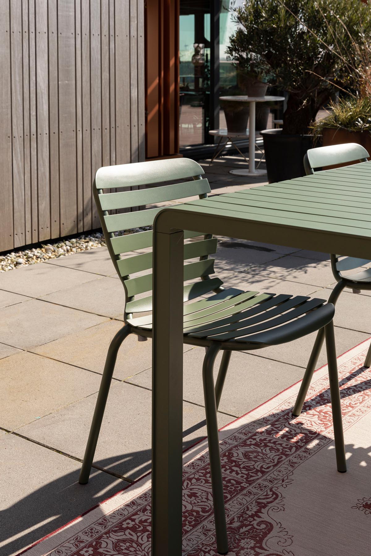 Gartentisch Vondel 214 + 6 Stühle Vondel Grün in Grün präsentiert im Onlineshop von KAQTU Design AG. Gartentischset ist von Zuiver