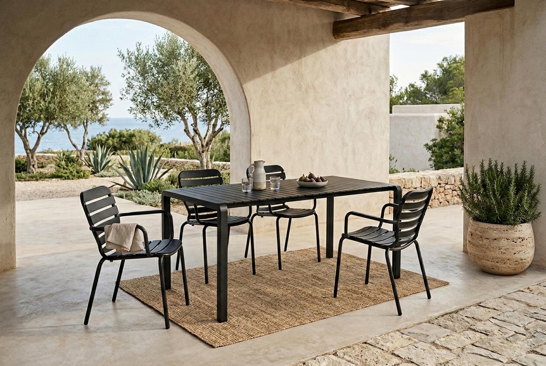 Gartentisch Vondel 168.5 + 4 Armlehnstühle Vondel Schwarz in Schwarz präsentiert im Onlineshop von KAQTU Design AG. Gartentischset ist von Zuiver