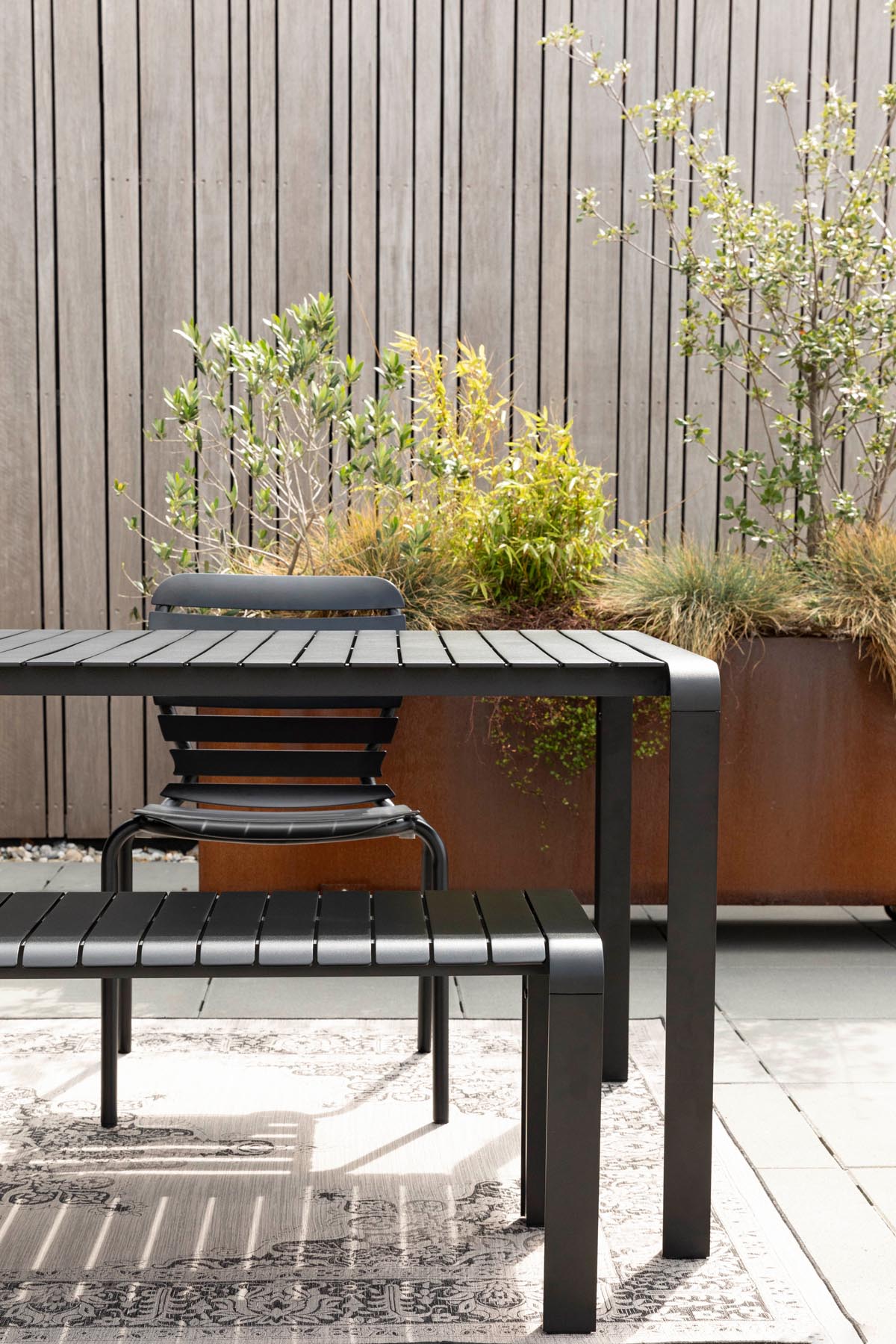 Gartentisch Vondel 168.5 + 2 Stühle + Bank Vondel Schwarz in Schwarz präsentiert im Onlineshop von KAQTU Design AG. Gartentischset ist von Zuiver