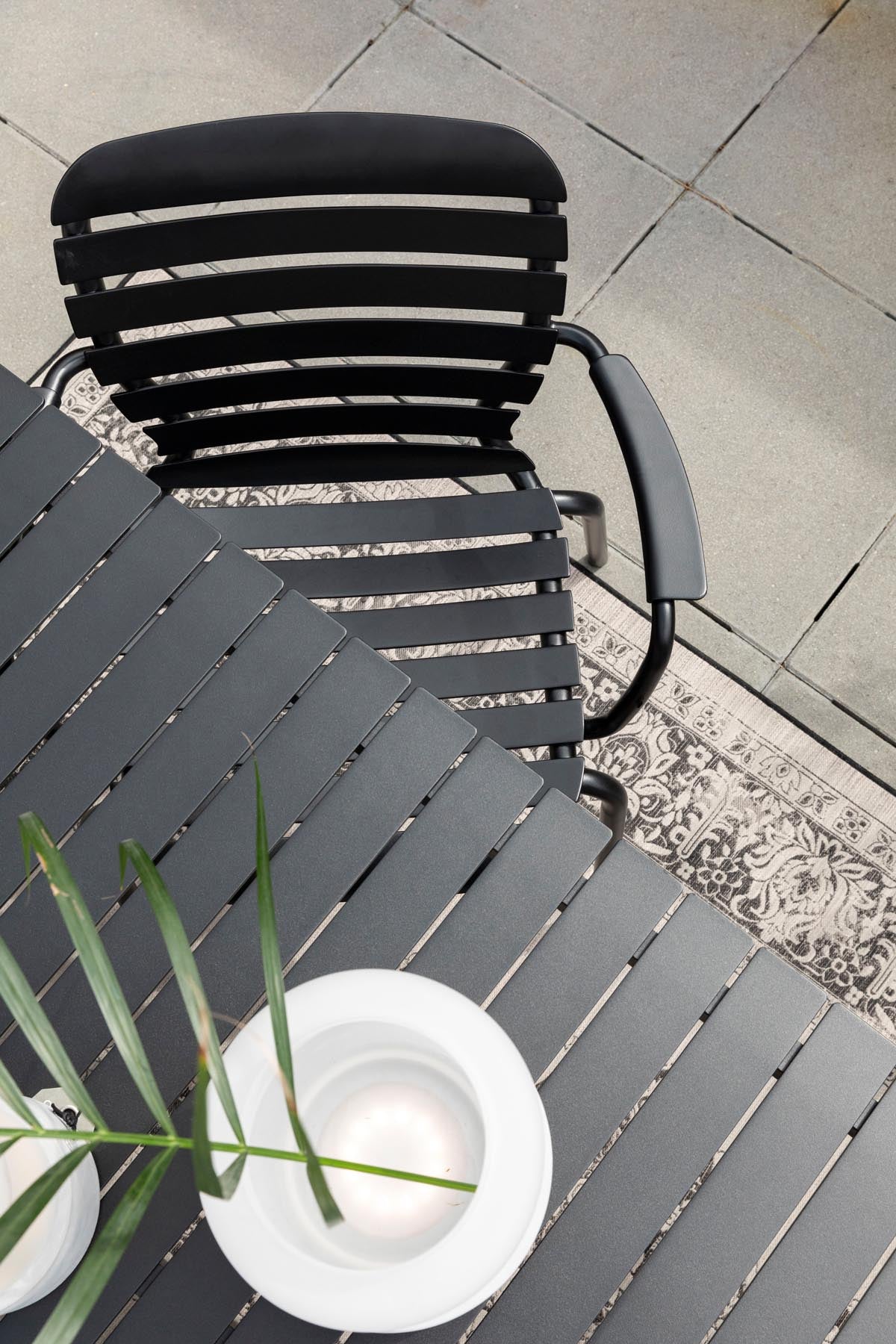 Gartentisch Vondel 214 + 6 Armlehnstühle Vondel Schwarz in Schwarz präsentiert im Onlineshop von KAQTU Design AG. Gartentischset ist von Zuiver