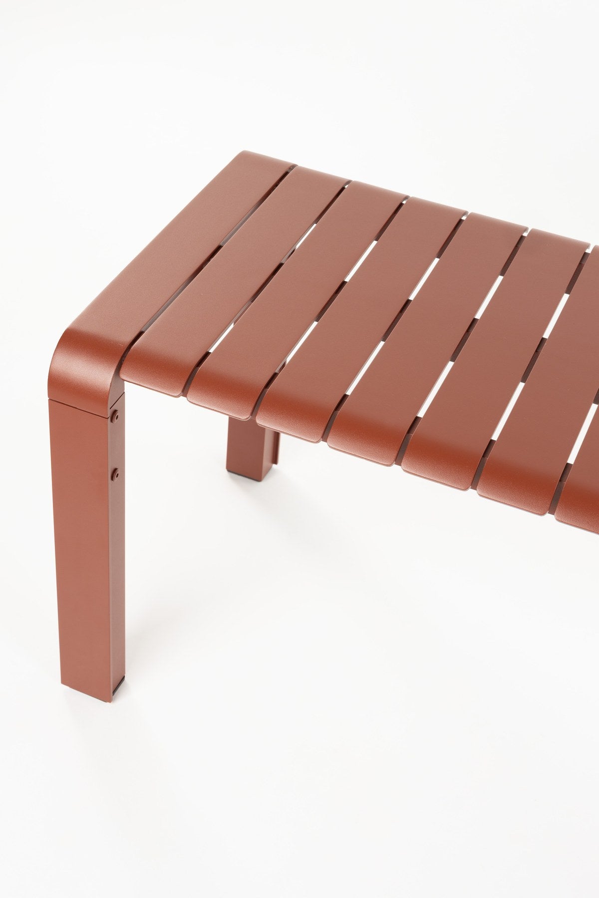 Rotes Gartentischset von Zuiver aus Aluminium: rechteckiger Tisch, zwei Stühle und eine Bank mit offenem, pulverbeschichtetem Gestell.