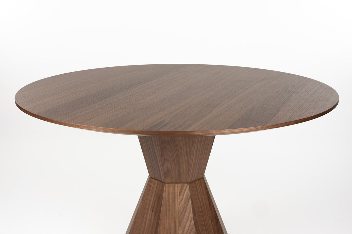 Runder Esstisch Dining Table Lotus Walnut von Zuiver in Braun mit achteckigem, sanduhrförmigem Holzgestell und beschichteter Tischplatte.
