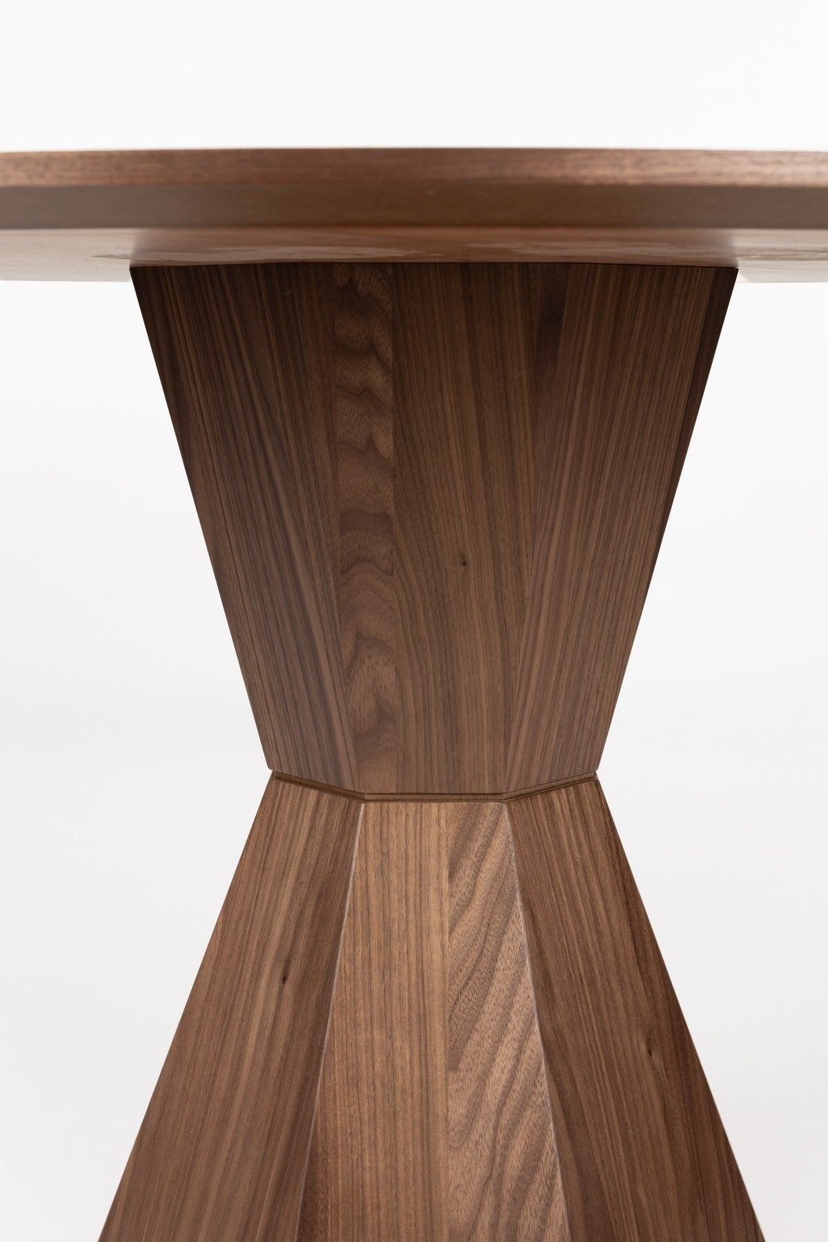 Runder Esstisch Dining Table Lotus Walnut von Zuiver in Braun mit achteckigem, sanduhrförmigem Holzgestell und beschichteter Tischplatte.