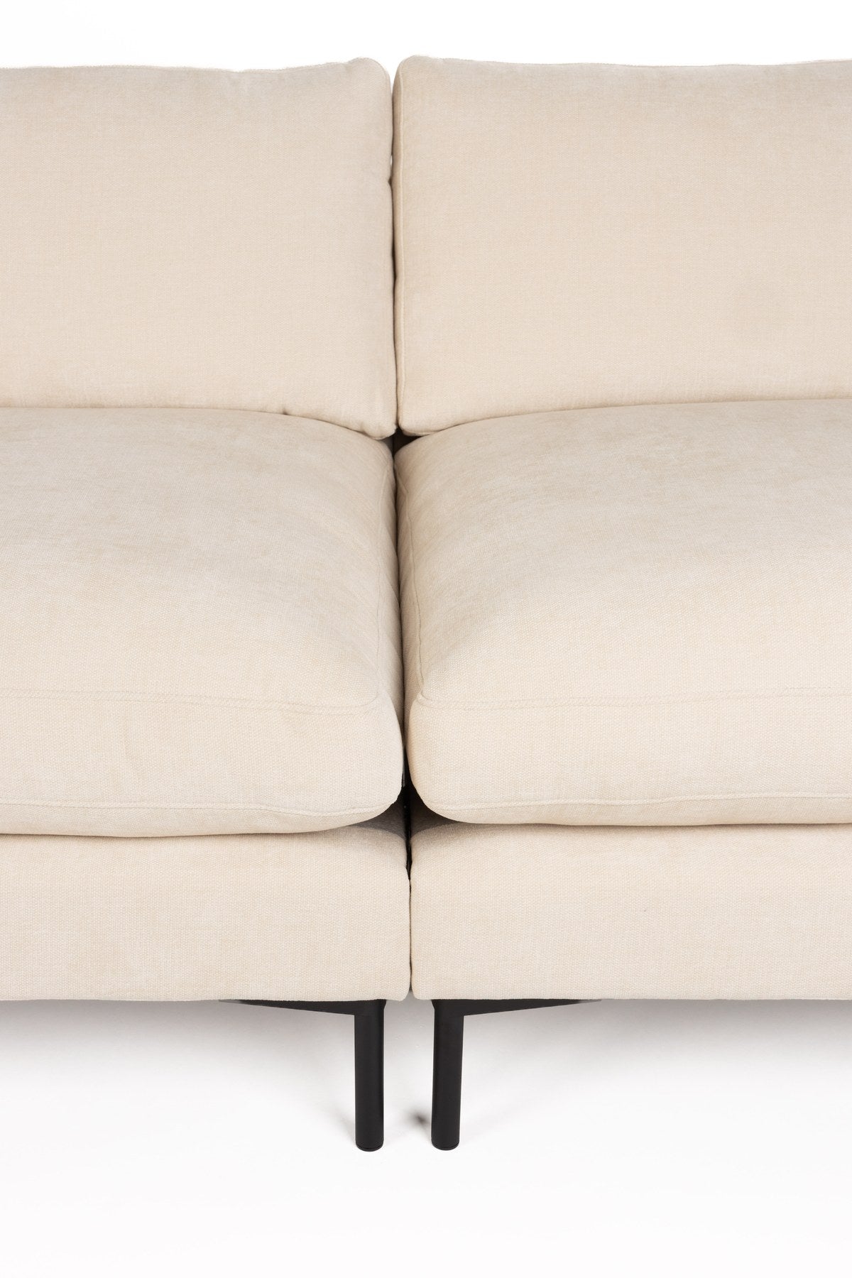 Beige gepolstertes 3-Sitzer Sofa Summer von Zuiver aus Acetat und Polyester mit PU-Schaumfüllung, Frontalansicht im Wohnraum.