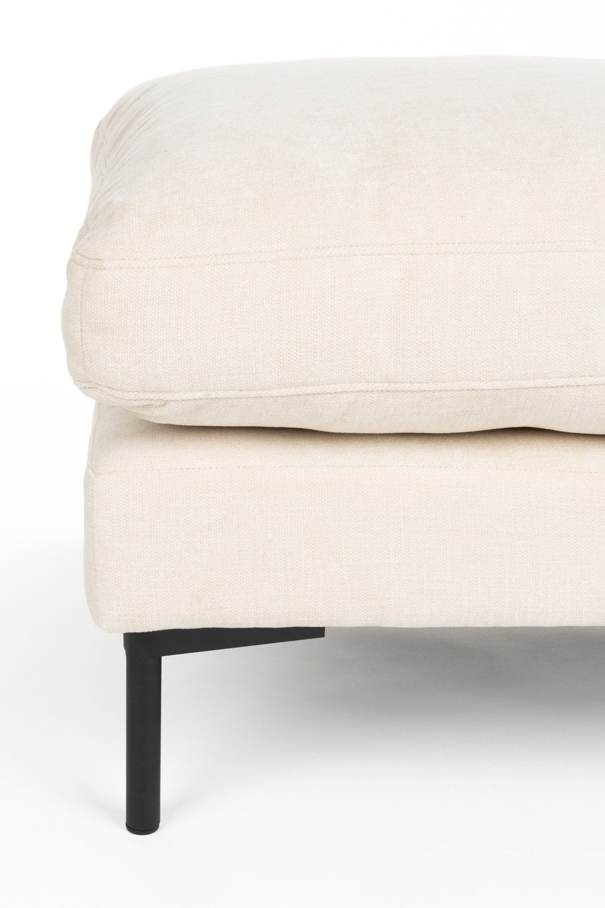 Beiger Hocker Summer von Zuiver mit gepolstertem Sitz aus Acetat und Polyester, PU-Schaum-Füllung und rechteckiger, luftiger Form.