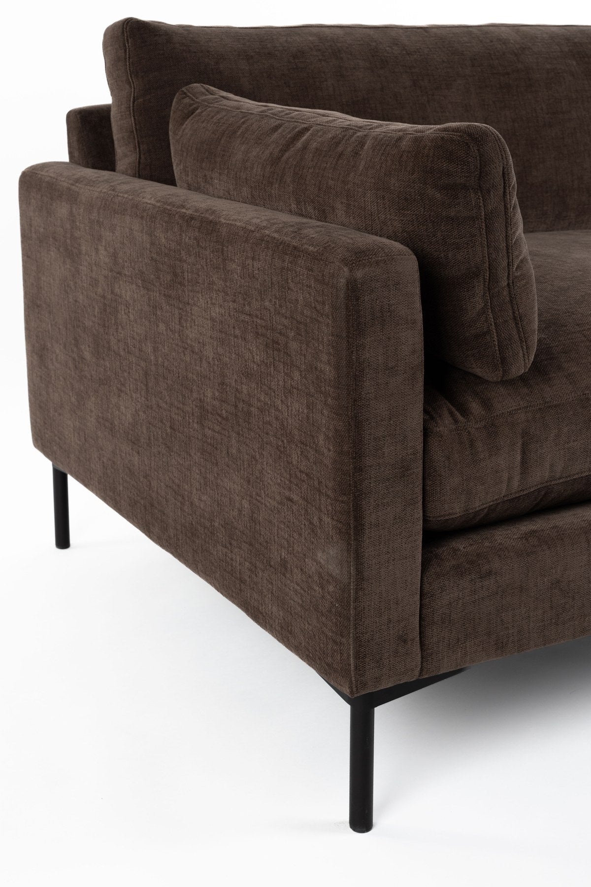 Dunkelbraunes 2er Sofa Love Seat Summer von Zuiver mit gepolsterter Sitzfläche aus Acetat und Polyester sowie schlanken Beinen.