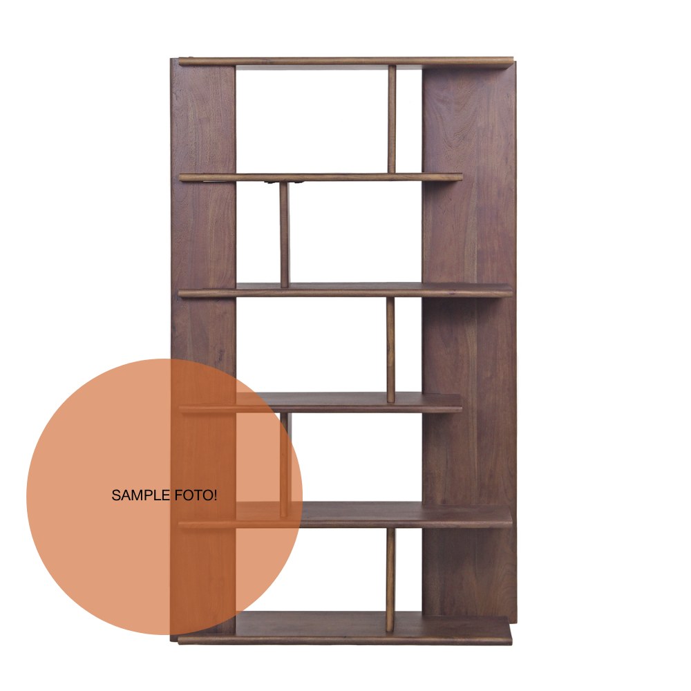 Brauner Cabinet Key von Zuiver, lackierter Schrank mit hoher Front, Masse 100x180 cm, stehend vor neutralem Hintergrund.