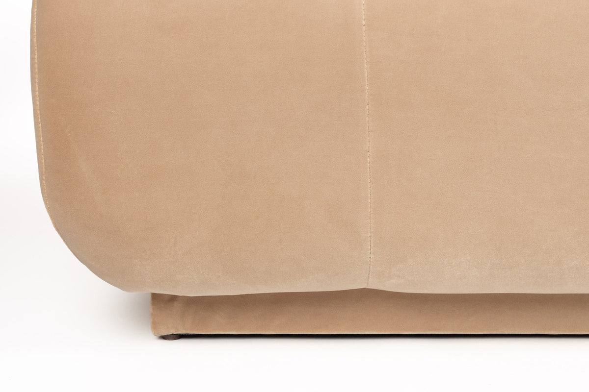 Beiges Polstersofa Hazel von Zuiver mit gerundeten Formen, Sitzfläche aus Polyester, Rahmen aus Gummibaumholz, fotografiert freigestellt.