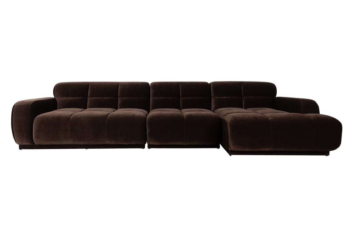 Braunes Ecksofa rechts Hazel von Zuiver mit Chaise Longue, gepolsterter Sitzfläche aus Polyester und Schaumstofffüllung im Wohnraum.