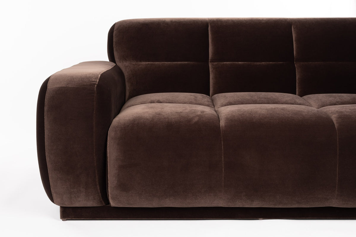 Braunes Ecksofa rechts Hazel von Zuiver mit Chaise Longue, gepolsterter Sitzfläche aus Polyester und Schaumstofffüllung im Wohnraum.