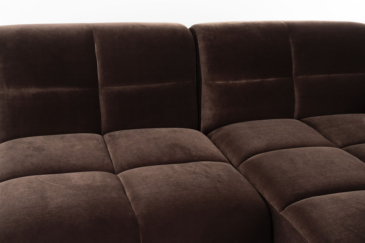 Braunes Ecksofa rechts Hazel von Zuiver mit Chaise Longue, gepolsterter Sitzfläche aus Polyester und Schaumstofffüllung im Wohnraum.