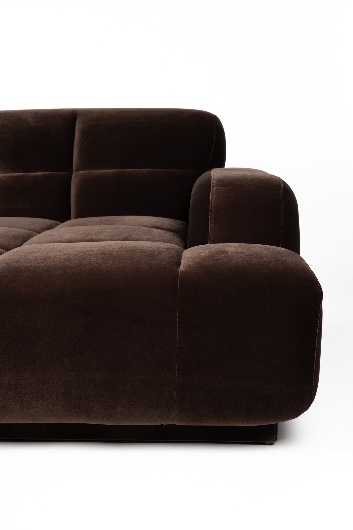 Braunes Ecksofa rechts Hazel von Zuiver mit Chaise Longue, gepolsterter Sitzfläche aus Polyester und Schaumstofffüllung im Wohnraum.