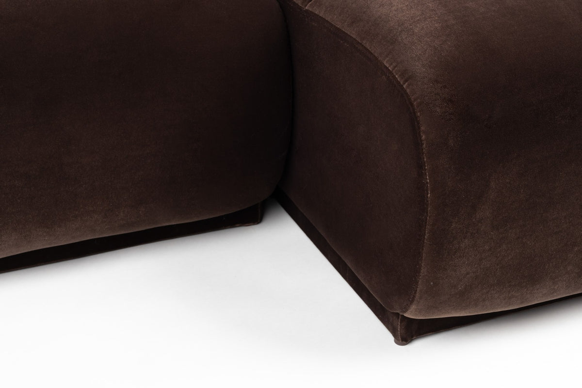 Braunes Ecksofa rechts Hazel von Zuiver mit Chaise Longue, gepolsterter Sitzfläche aus Polyester und Schaumstofffüllung im Wohnraum.