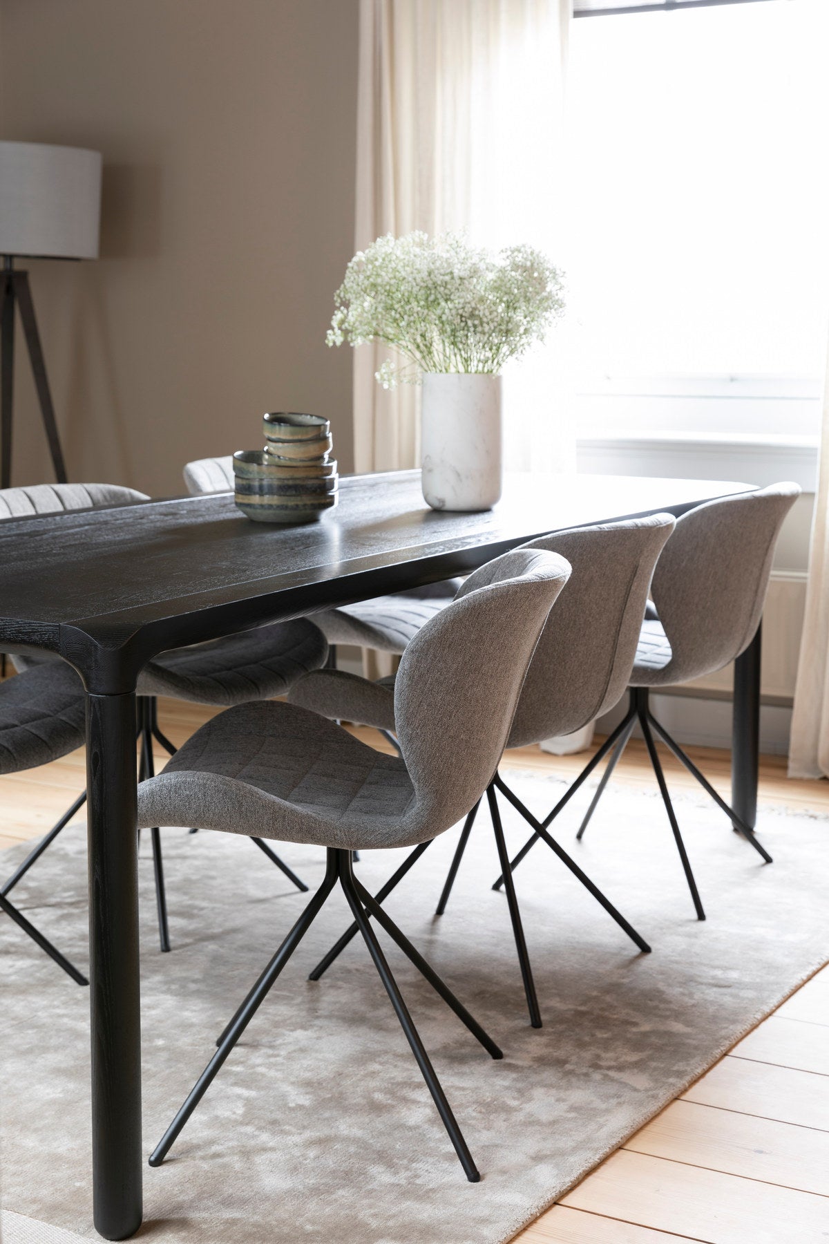 Stuhl Omg in Grau präsentiert im Onlineshop von KAQTU Design AG. Stuhl ist von Zuiver