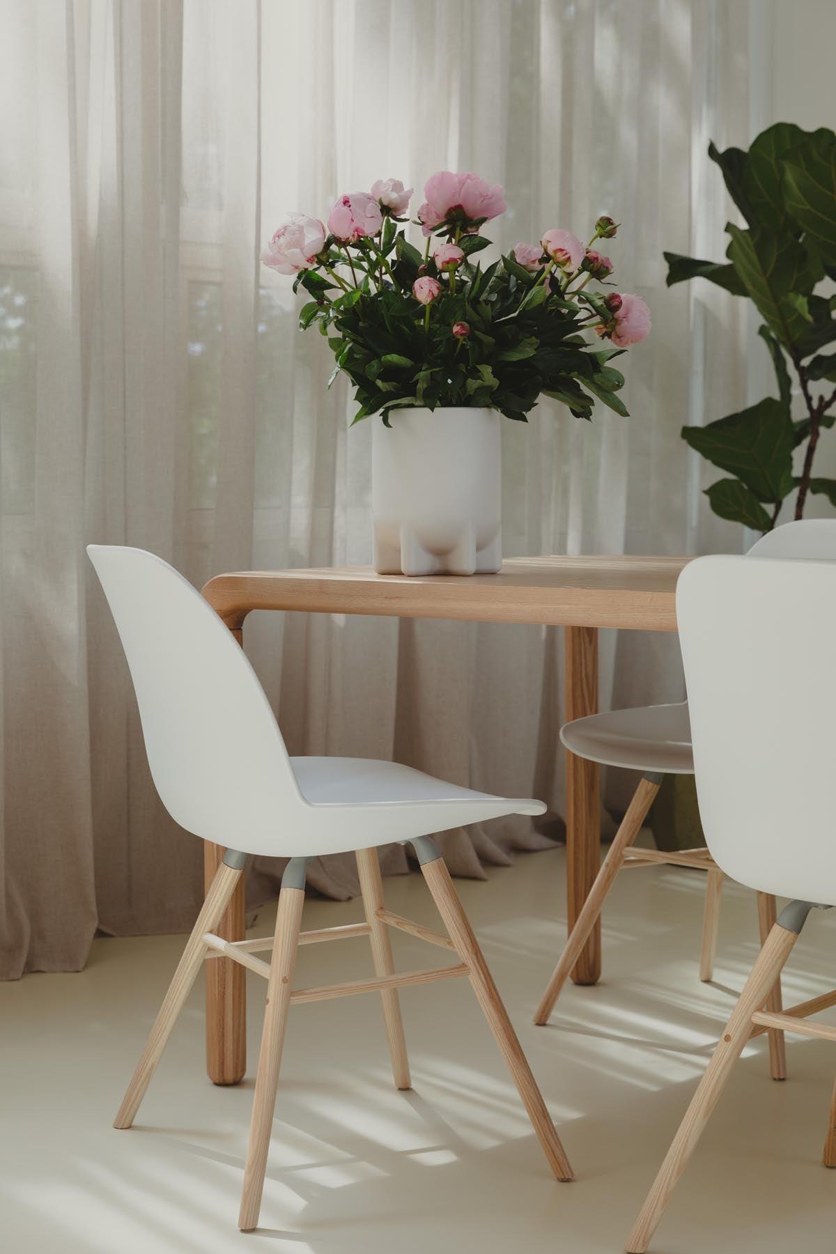 Stuhl Albert Kuip in Weiss präsentiert im Onlineshop von KAQTU Design AG. Stuhl ist von Zuiver