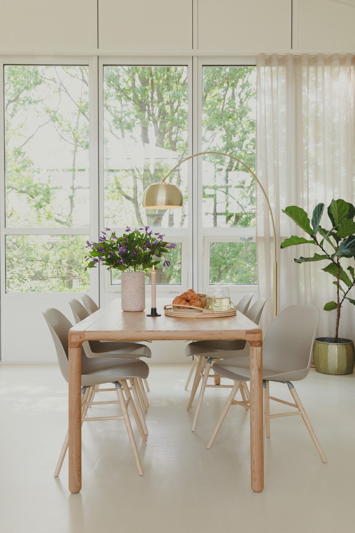 Stuhl Albert Kuip in Braun präsentiert im Onlineshop von KAQTU Design AG. Stuhl ist von Zuiver