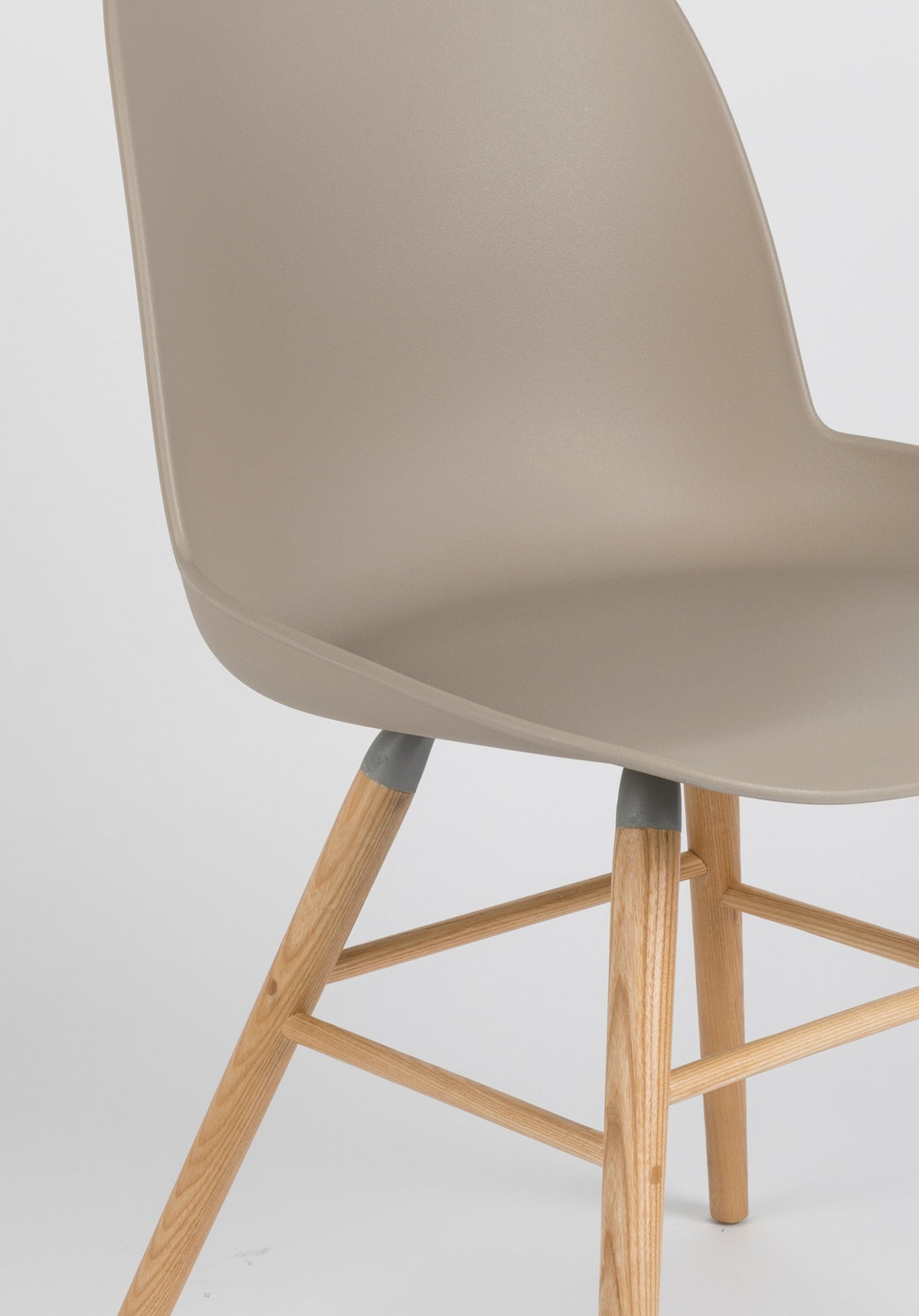 Stuhl Albert Kuip in Braun präsentiert im Onlineshop von KAQTU Design AG. Stuhl ist von Zuiver