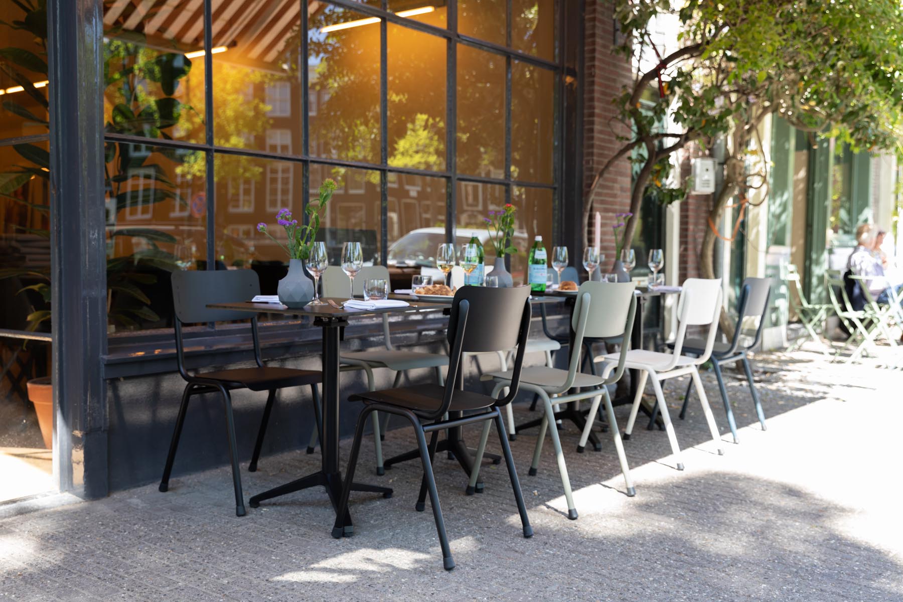 Stuhl Back to School Outdoor in Schwarz präsentiert im Onlineshop von KAQTU Design AG. Stuhl ist von Zuiver