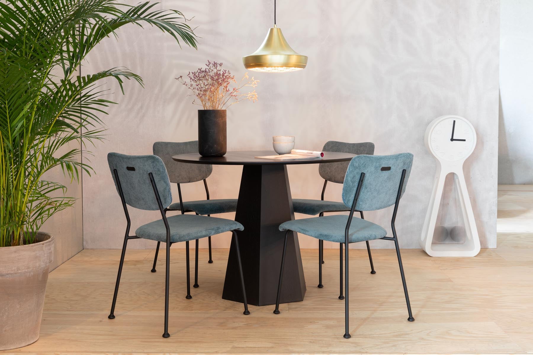 Stuhl Benson in Blau präsentiert im Onlineshop von KAQTU Design AG. Stuhl ist von Zuiver