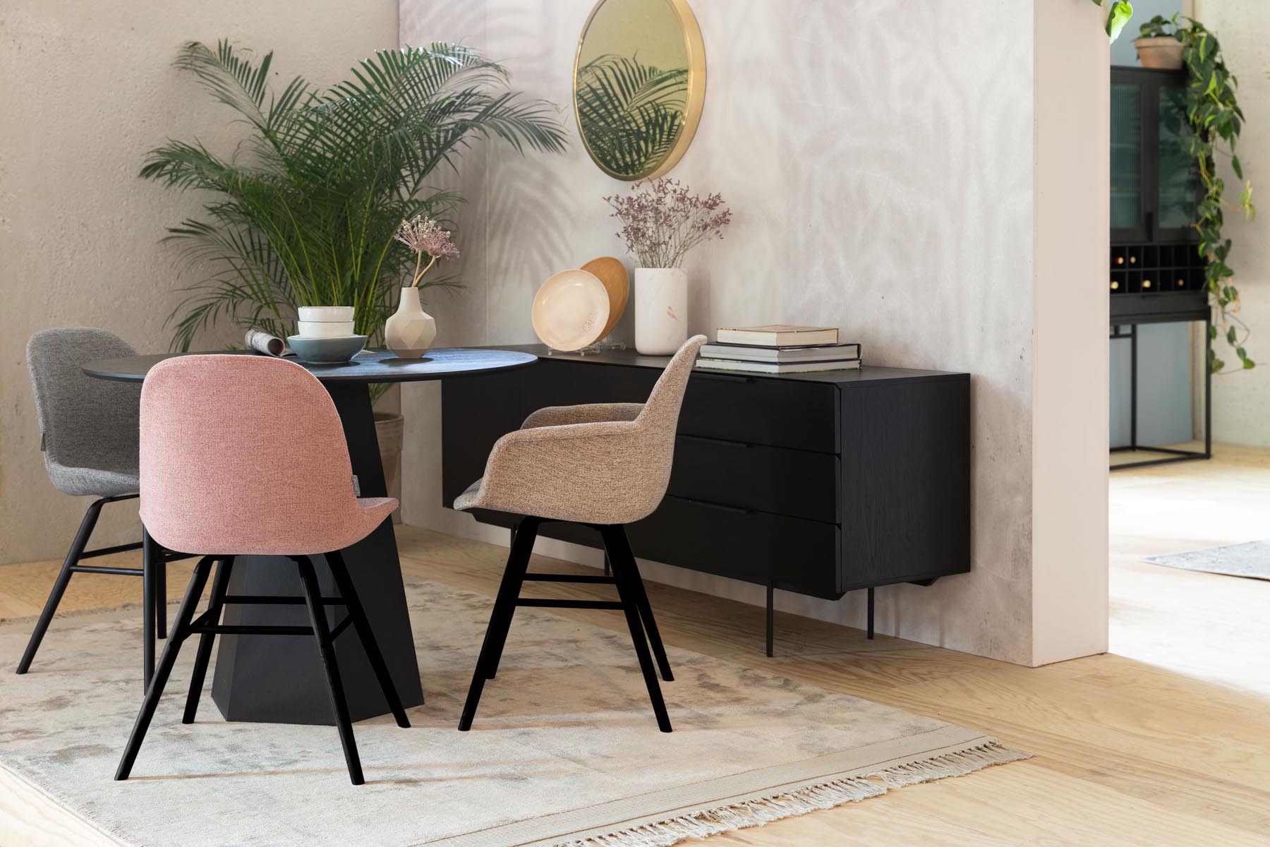 Stuhl Albert Kuip gepolstert in Hellgrau präsentiert im Onlineshop von KAQTU Design AG. Stuhl ist von Zuiver