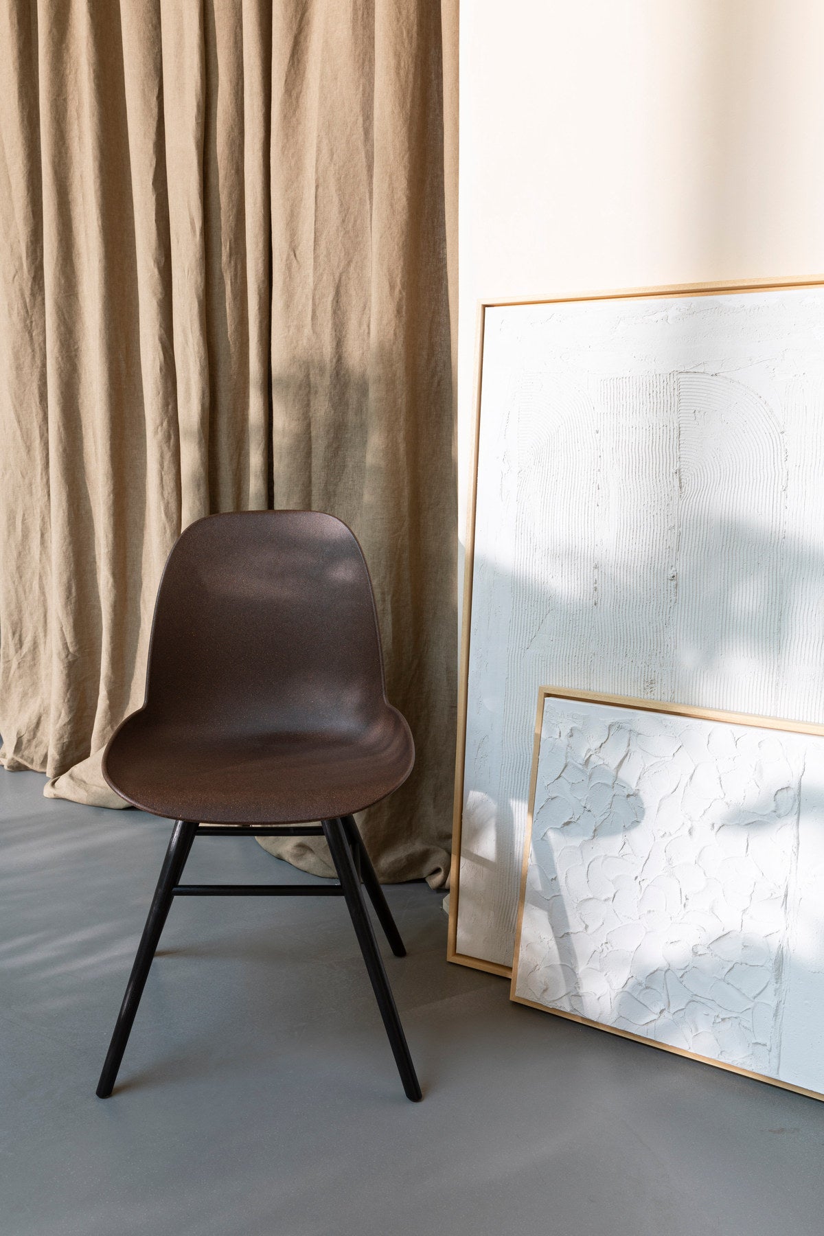 Stuhl Albert Kuip in Braun präsentiert im Onlineshop von KAQTU Design AG. Stuhl ist von Zuiver