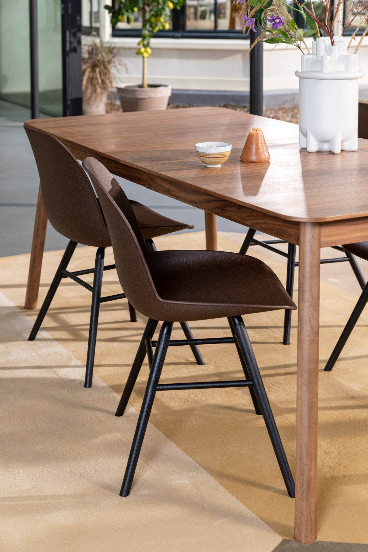 Stuhl Albert Kuip in Braun präsentiert im Onlineshop von KAQTU Design AG. Stuhl ist von Zuiver