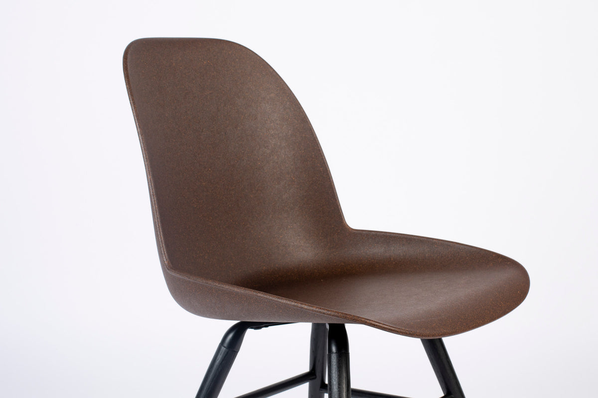 Stuhl Albert Kuip in Braun präsentiert im Onlineshop von KAQTU Design AG. Stuhl ist von Zuiver
