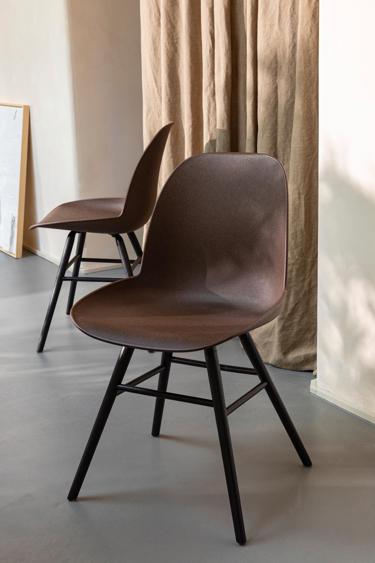 Stuhl Albert Kuip in Braun präsentiert im Onlineshop von KAQTU Design AG. Stuhl ist von Zuiver