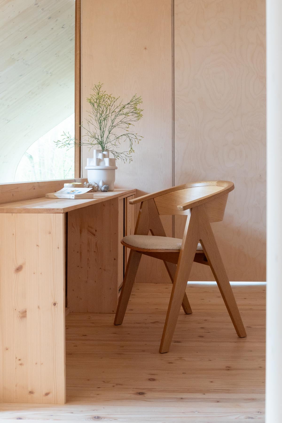 Stuhl Ndsm in Natural präsentiert im Onlineshop von KAQTU Design AG. Schalenstuhl mit Armlehne ist von Zuiver