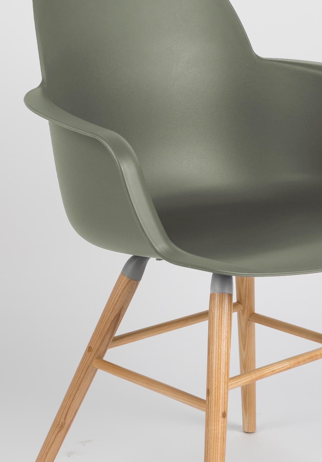 Armlehnstuhl Albert Kuip in Grün präsentiert im Onlineshop von KAQTU Design AG. Stuhl mit Armlehne ist von Zuiver