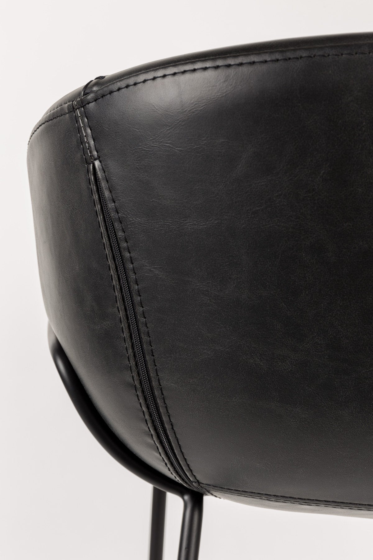 Armlehnstuhl Feston in Schwarz präsentiert im Onlineshop von KAQTU Design AG. Stuhl mit Armlehne ist von Zuiver