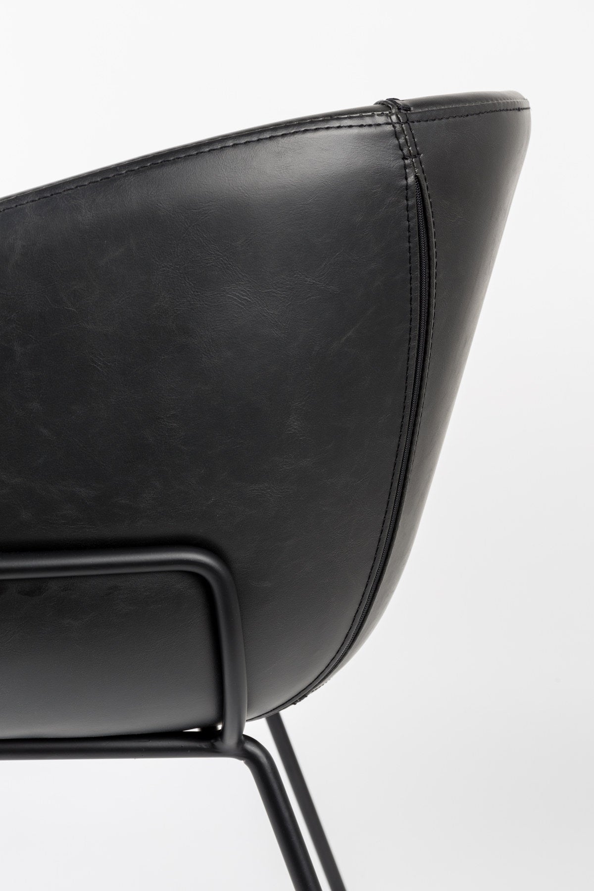 Armlehnstuhl Feston in Schwarz präsentiert im Onlineshop von KAQTU Design AG. Stuhl mit Armlehne ist von Zuiver