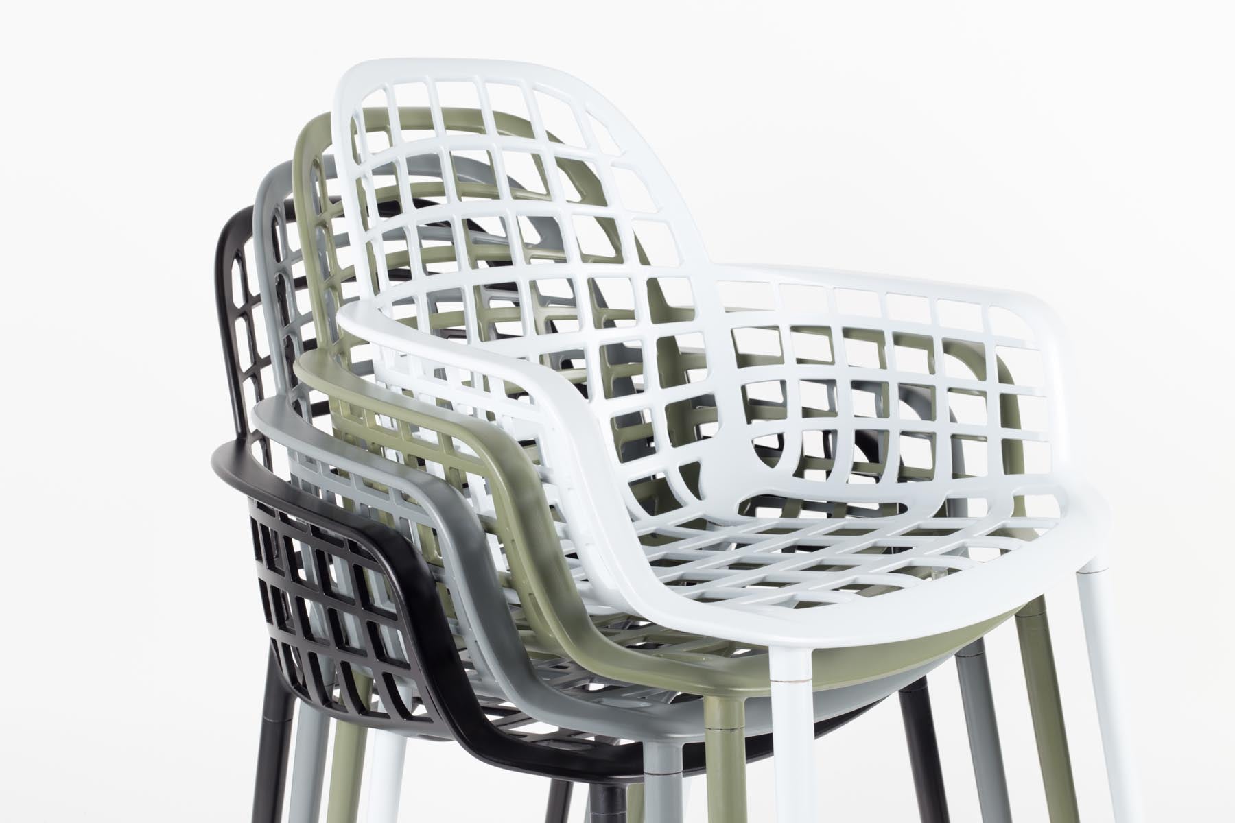 Gartenstuhl mit Armlehne Albert Kuip in Hellgrau präsentiert im Onlineshop von KAQTU Design AG. Gartenstuhl mit Armlehnen ist von Zuiver