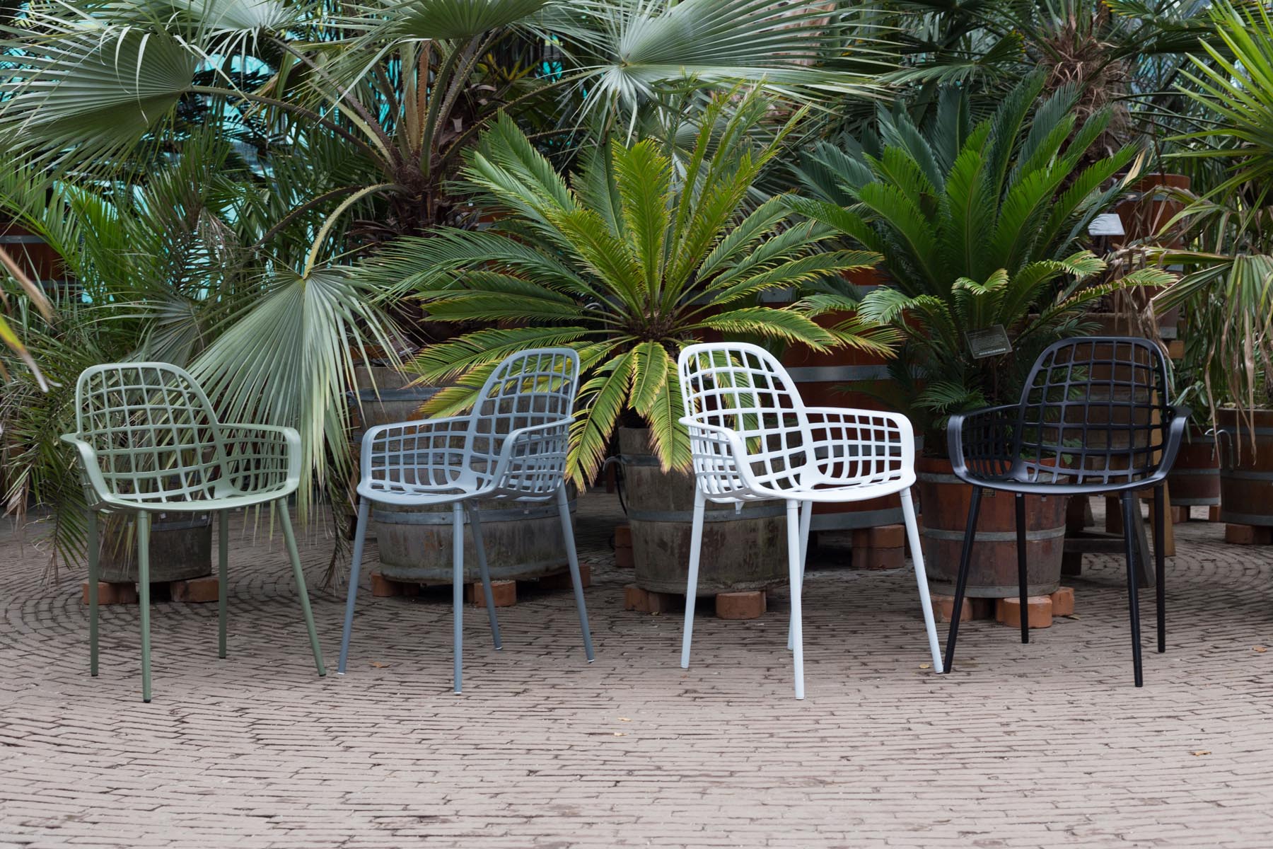Gartenstuhl mit Armlehne Albert Kuip in Grün präsentiert im Onlineshop von KAQTU Design AG. Gartenstuhl mit Armlehnen ist von Zuiver