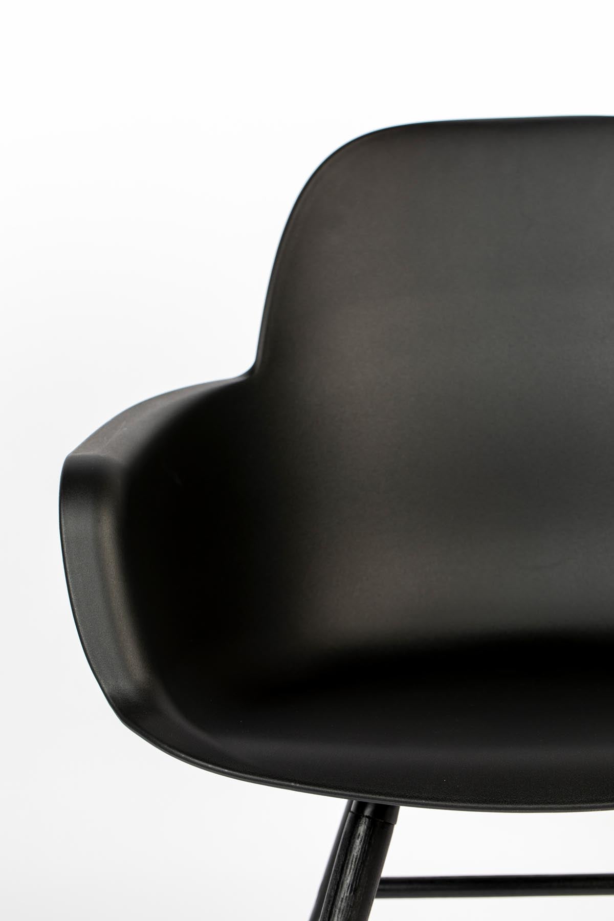 Armlehnstuhl Albert Kuip in Schwarz präsentiert im Onlineshop von KAQTU Design AG. Stuhl mit Armlehne ist von Zuiver