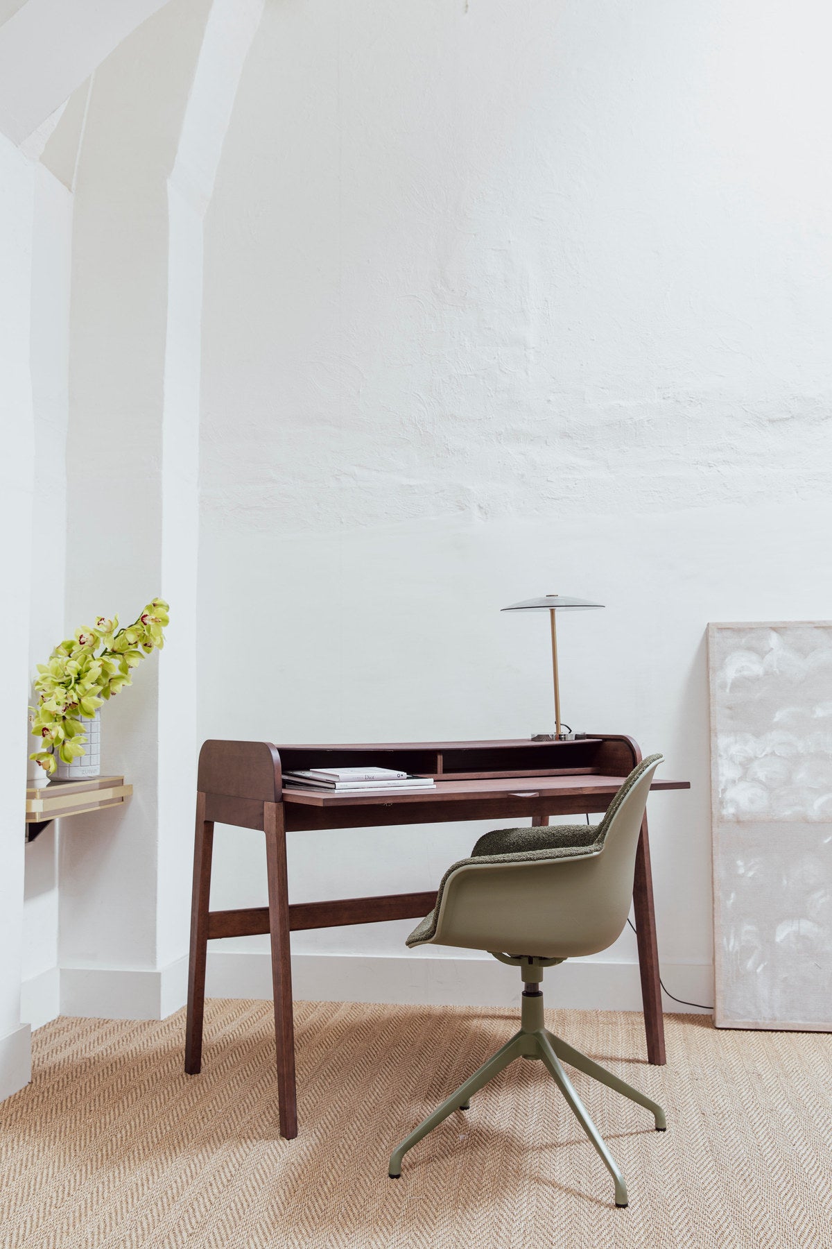 Armlehnstuhl Albert Kuip Swivel in Grün präsentiert im Onlineshop von KAQTU Design AG. Dreh-Schalenstuhl mit Armlehnen ist von Zuiver