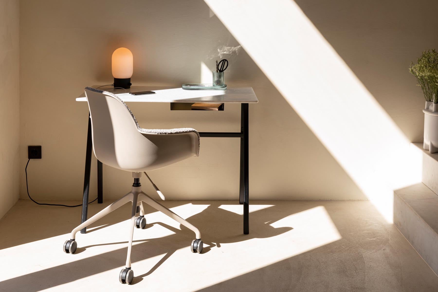 Bürostuhl mit Armlehne Albert Kuip in Taupe präsentiert im Onlineshop von KAQTU Design AG. Bürostuhl mit Armlehne ist von Zuiver